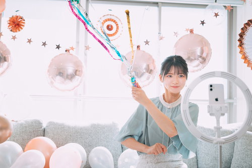 ●●記念でクラッカーを鳴らす女性ライバー