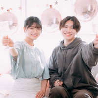 シャンパンで乾杯する笑顔のカップルの写真