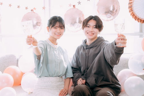 シャンパンで乾杯する笑顔のカップル