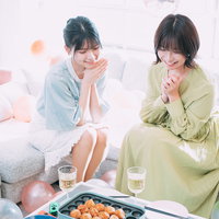 シャンパンで乾杯するタコパ女子会のホームパーティーの写真