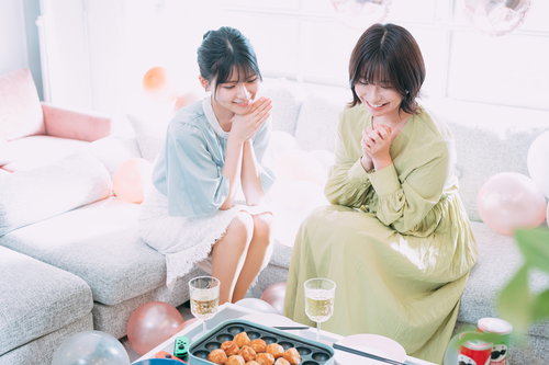 シャンパンで乾杯するタコパ女子会のホームパーティー