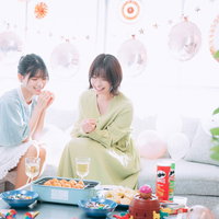 タコパを楽しむホームパーティーで談笑する女子ふたりの写真