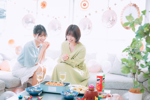 タコパを楽しむホームパーティーで談笑する女子ふたり