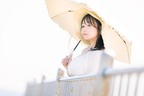 展望デッキから東京湾の景色を眺める日傘姿の女性