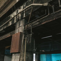ひび割れた柱と電線が交錯する築地市場の老朽化した構造の写真