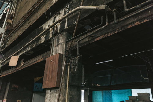 ひび割れた柱と電線が交錯する築地市場の老朽化した構造