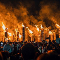 須賀川市の松明あかしで燃え上がる巨大な火柱の写真