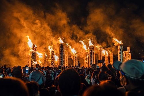 須賀川市の松明あかしで燃え上がる巨大な火柱