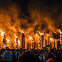 大松明の火柱が観客を照らす須賀川市の火祭りの写真