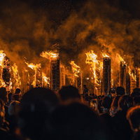 須賀川市の松明あかしで炎に包まれる大松明と大勢の観客の写真