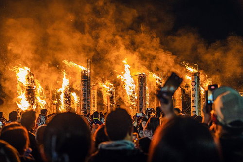 須賀川市の松明あかしで大松明から立ち上がる炎と煙
