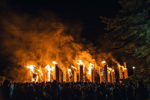 大松明から立ち上がる煙を纏う火祭りの炎