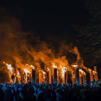 須賀川市の松明あかし、燃え上がる大松明と夜間に取り囲む観客の写真