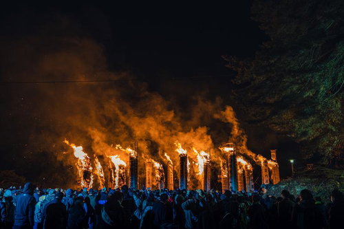 須賀川市の松明あかし、燃え上がる大松明と夜間に取り囲む観客
