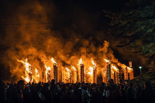 須賀川市の松明あかしで夜空に燃え上がる大松明の炎