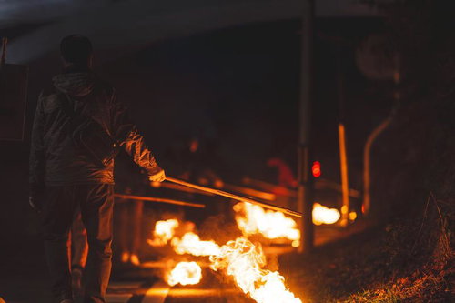 手に持つ松明の炎