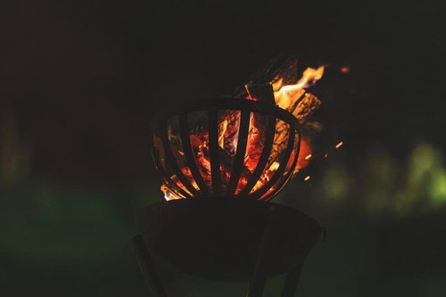 暗がりに浮かび上がる木炭の炎