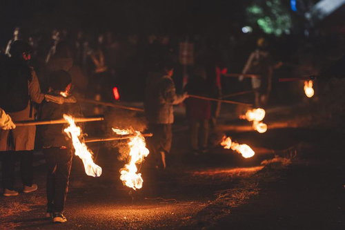 松明持つ行列に揺れる炎