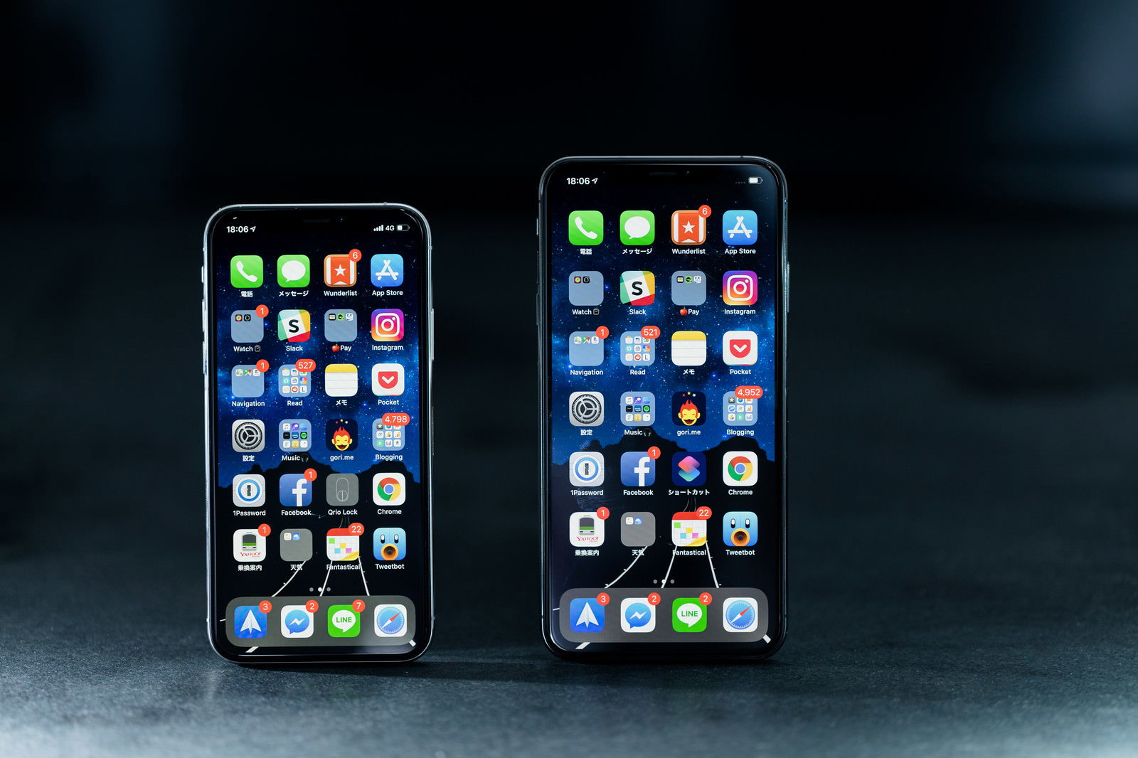 iPhone XSとXS Maxのホーム画面を正面から並べた2台