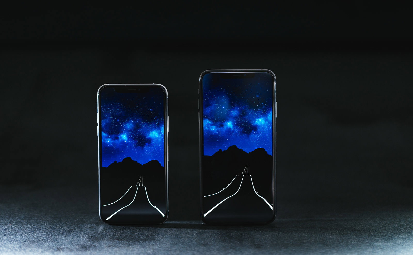 2台のiPhone XS/XS Maxを横並びに置いた比較