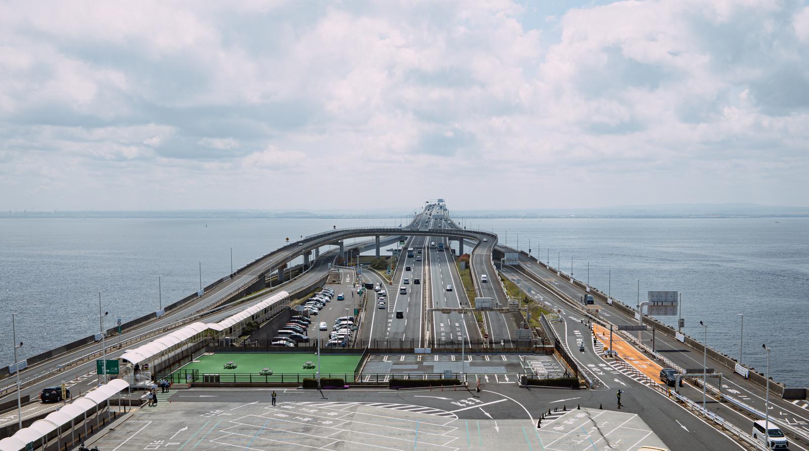 海ほたるの東展望デッキから撮影した、立体交差する高速道路と走行車の写真