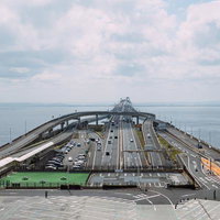 立体交差する海ほたるの木更津方面への高速道路の写真