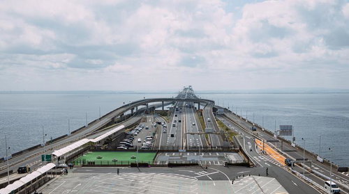 立体交差する海ほたるの木更津方面への高速道路