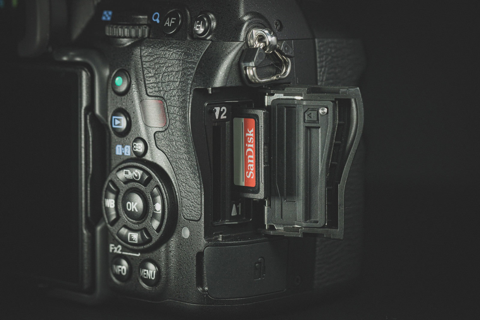 PENTAX K-1 MarkⅡのメモリーカードスロットが開いた状態