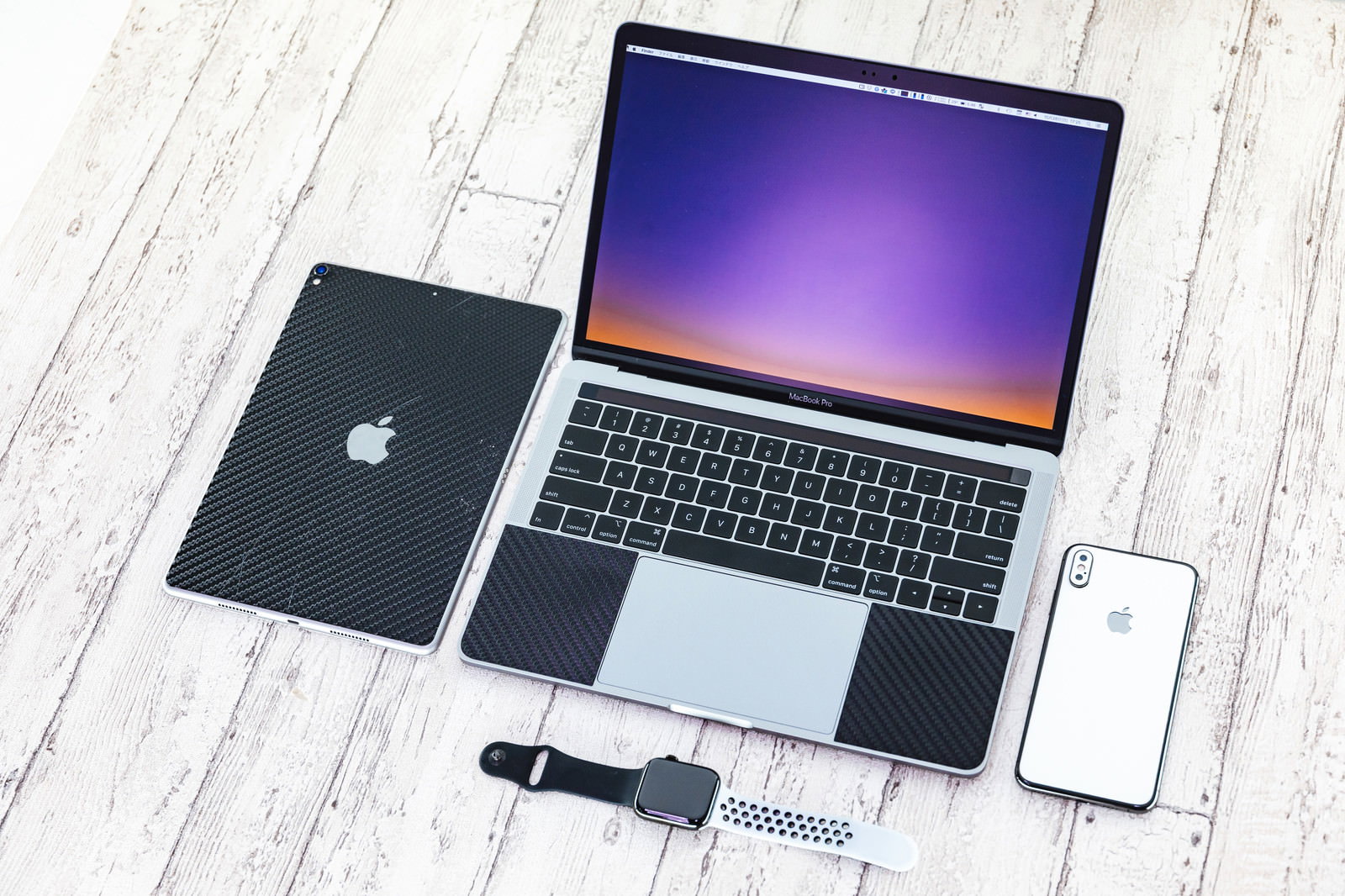 木目調の床に置かれたMacBook・iPad・iPhone・Apple Watch