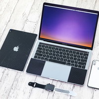白い木目調の床に並べられたApple製品の写真
