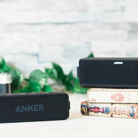 洋書の隣に置かれたANKERのワイヤレススピーカーの写真