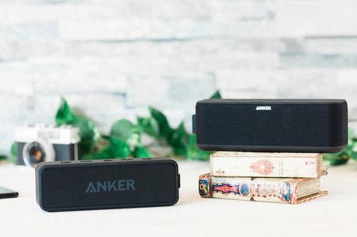 洋書の隣に置かれたANKERのワイヤレススピーカー