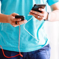 スマホ両手持ちでゲームするにはモバイルバッテリーが必須の写真