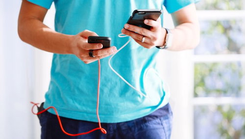 スマホ両手持ちでゲームするにはモバイルバッテリーが必須