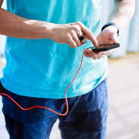 モバイルバッテリーをポケットに突っ込んで充電しながらスマホでポケモンGOの写真