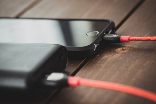 赤いケーブルで大容量モバイルバッテリーからスマホをフルチャージ