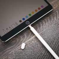 充電ケースから出したワイヤレスイヤホンの写真
