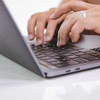 壁掛けエアコンが取り付けられた室内の写真