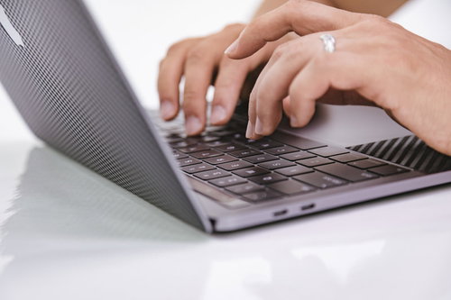 壁掛けエアコンが取り付けられた室内