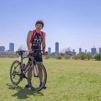 ロードバイクを持つトライアスリートの男性選手の写真