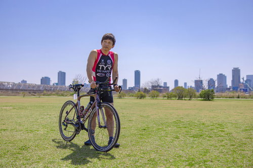 ロードバイクを持つトライアスリートの男性選手