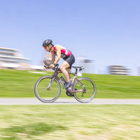 躍動感あふれるトライアスロン競技のダッシュでフィニッシュを目指す男性選手の写真