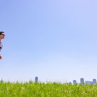 トライアスロンのラン練習、芝生を走る男性ランナーの写真