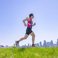 トライアスロンの選手が公園で行うランニング練習風景の写真