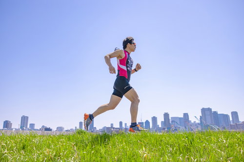トライアスロンの選手が公園で行うランニング練習風景