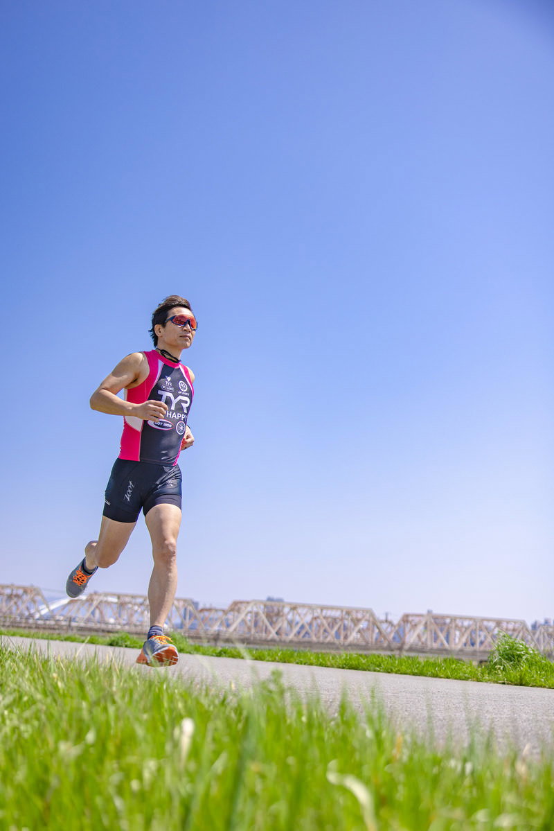 河川敷を走るトライアスロン選手［モデル：うえせい］