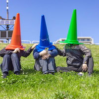 転職を考えるリーダーを説得する仲間たちとの話し合いの写真