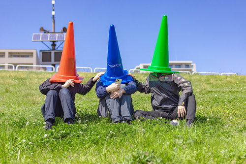 転職を考えるリーダーを説得する仲間たちとの話し合い