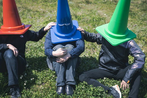 中傷されて病んでしまった三角コーン男子を慰める仲間