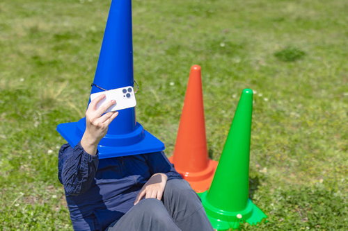 脱退したメンバーを模したカラーコーンと自撮りするリーダー（ブルー）